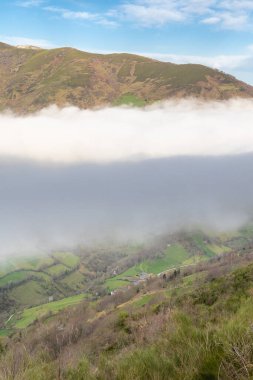 Lietariegos vadisi, es Asturias, İspanya, sabah sisi ile kaplı