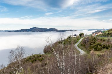 Lietariegos vadisi, es Asturias, İspanya, sabah sisi ile kaplı