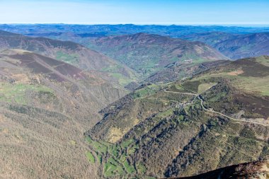 İspanya, Asturias 'taki Lietariegos Vadisi' nin manzarası, Cueto de Arbas denilen dağın tepesinden.