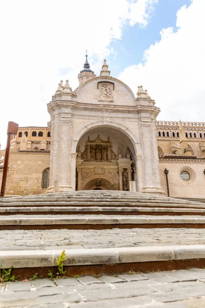 スペインサラゴサ県の都市の歴史的中心部のタラゾーナ大聖堂 — ストック写真