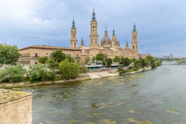 Zaragoza, İspanya - 01 Mayıs 2023: Ebro nehri, Basilica del Pilar 'ın önünde, İspanya' nın Zaragoza kentindeki kuraklık ve iklim değişikliği nedeniyle su seviyesi çok düşük.