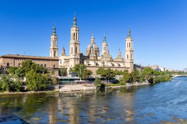 Zaragoza, İspanya - 01 Mayıs 2023: Ebro nehri, Basilica del Pilar 'ın önünde, İspanya' nın Zaragoza kentindeki kuraklık ve iklim değişikliği nedeniyle su seviyesi çok düşük.