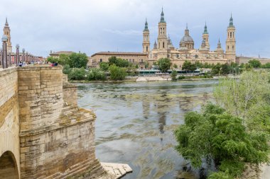 Zaragoza, İspanya - 01 Mayıs 2023: Ebro nehri, Basilica del Pilar 'ın önünde, İspanya' nın Zaragoza kentindeki kuraklık ve iklim değişikliği nedeniyle su seviyesi çok düşük.