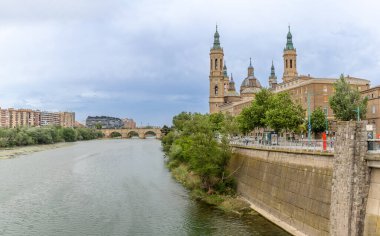 Zaragoza, İspanya - 01 Mayıs 2023: Ebro nehri, Basilica del Pilar 'ın önünde, İspanya' nın Zaragoza kentindeki kuraklık ve iklim değişikliği nedeniyle su seviyesi çok düşük.