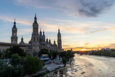 Zaragoza, İspanya - 01 Mayıs 2023: Ebro nehri, Basilica del Pilar 'ın önünde, İspanya' nın Zaragoza kentindeki kuraklık ve iklim değişikliği nedeniyle su seviyesi çok düşük.