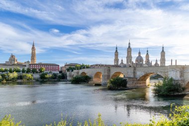 Zaragoza, İspanya - 01 Mayıs 2023: Ebro nehri, Basilica del Pilar 'ın önünde, İspanya' nın Zaragoza kentindeki kuraklık ve iklim değişikliği nedeniyle su seviyesi çok düşük.