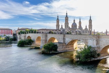 Zaragoza, İspanya - 01 Mayıs 2023: Ebro nehri, Basilica del Pilar 'ın önünde, İspanya' nın Zaragoza kentindeki kuraklık ve iklim değişikliği nedeniyle su seviyesi çok düşük.