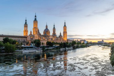 Zaragoza, İspanya - 01 Mayıs 2023: Ebro nehri, Basilica del Pilar 'ın önünde, İspanya' nın Zaragoza kentindeki kuraklık ve iklim değişikliği nedeniyle su seviyesi çok düşük.