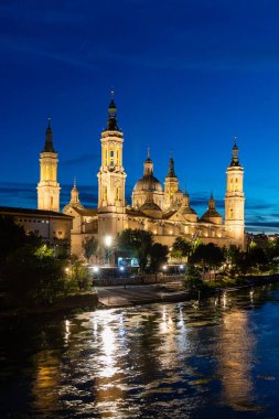 Zaragoza, İspanya - 01 Mayıs 2023: Ebro nehri, Basilica del Pilar 'ın önünde, İspanya' nın Zaragoza kentindeki kuraklık ve iklim değişikliği nedeniyle su seviyesi çok düşük.