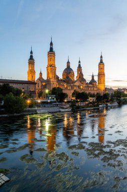 Zaragoza, İspanya - 01 Mayıs 2023: Ebro nehri, Basilica del Pilar 'ın önünde, İspanya' nın Zaragoza kentindeki kuraklık ve iklim değişikliği nedeniyle su seviyesi çok düşük.