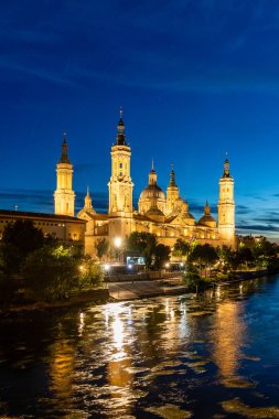 Zaragoza, İspanya - 01 Mayıs 2023: Ebro nehri, Basilica del Pilar 'ın önünde, İspanya' nın Zaragoza kentindeki kuraklık ve iklim değişikliği nedeniyle su seviyesi çok düşük.
