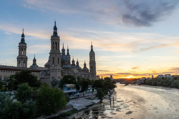 Zaragoza, İspanya - 01 Mayıs 2023: Ebro nehri, Basilica del Pilar 'ın önünde, İspanya' nın Zaragoza kentindeki kuraklık ve iklim değişikliği nedeniyle su seviyesi çok düşük.