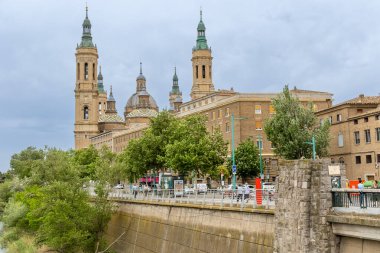 İspanya 'nın Zaragoza kentindeki El Pilar Bazilikasının önünde yürüyen turistler