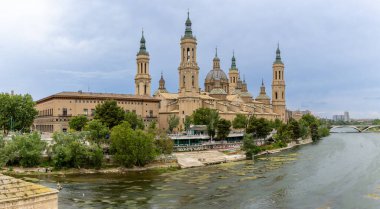  İspanya 'nın Zaragoza kentindeki El Pilar Bazilikasının önünde yürüyen turistler