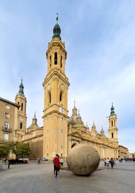  İspanya 'nın Zaragoza kentindeki El Pilar Bazilikasının önünde yürüyen turistler
