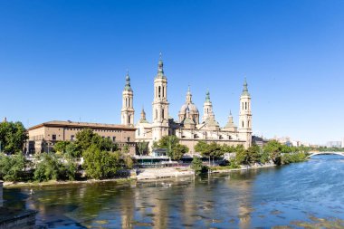  İspanya 'nın Zaragoza kentindeki El Pilar Bazilikasının önünde yürüyen turistler