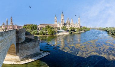  İspanya 'nın Zaragoza kentindeki El Pilar Bazilikasının önünde yürüyen turistler