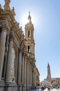  İspanya 'nın Zaragoza kentindeki El Pilar Bazilikasının önünde yürüyen turistler