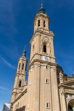  İspanya 'nın Zaragoza kentindeki El Pilar Bazilikasının önünde yürüyen turistler