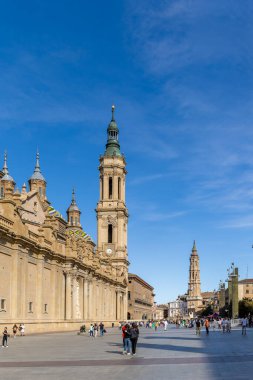 İspanya 'nın Zaragoza kentindeki El Pilar Bazilikasının önünde yürüyen turistler