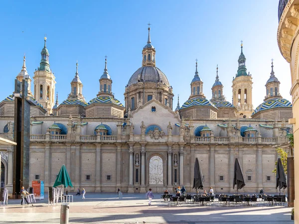 Toeristen Die Wandelen Het Plein Voor Basiliek Van Pilar Zaragoza — Stockfoto