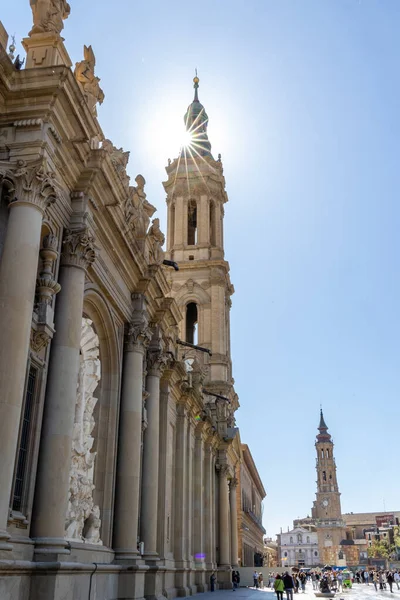 スペインサラゴサのEl Pilar大聖堂の前の広場を歩く観光客 — ストック写真