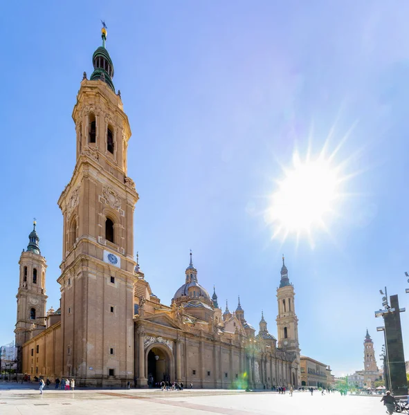 Toeristen Die Wandelen Het Plein Voor Basiliek Van Pilar Zaragoza — Stockfoto