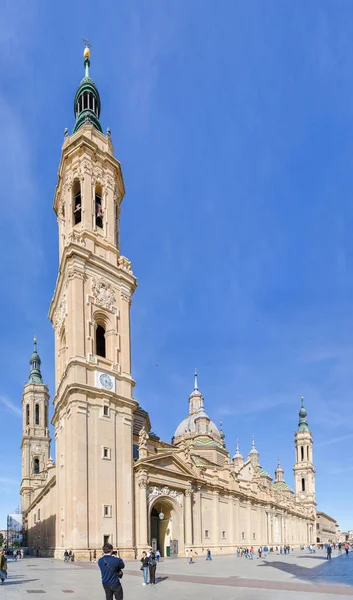 Toeristen Die Wandelen Het Plein Voor Basiliek Van Pilar Zaragoza — Stockfoto