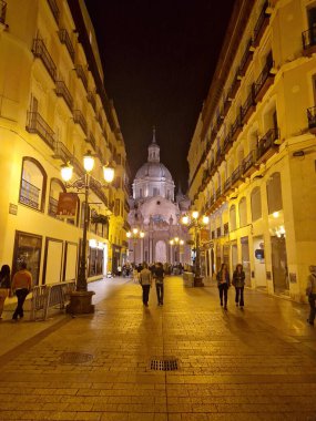 Zaragoza, İspanya - 01 Mayıs 2023: İspanya 'nın tarihi merkezi Zaragoza' nın eski binaları