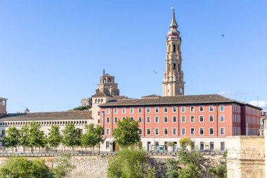 Zaragoza, İspanya - 01 Mayıs 2023: Zaragoza Katedrali 'nin Zaragoza, İspanya' daki ana kulesinin detayları