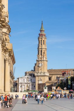 Zaragoza, İspanya - 01 Mayıs 2023: Zaragoza Katedrali 'nin Zaragoza, İspanya' daki ana kulesinin detayları