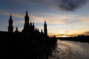 Zaragoza, İspanya - 01 Mayıs 2023: Ebro nehri, Basilica del Pilar 'ın önünde, İspanya' nın Zaragoza kentindeki kuraklık ve iklim değişikliği nedeniyle su seviyesi çok düşük.