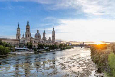 Zaragoza, İspanya - 01 Mayıs 2023: Ebro nehri, Basilica del Pilar 'ın önünde, İspanya' nın Zaragoza kentindeki kuraklık ve iklim değişikliği nedeniyle su seviyesi çok düşük.