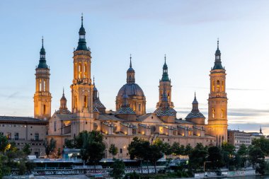 Zaragoza, İspanya - 01 Mayıs 2023: Ebro nehri, Basilica del Pilar 'ın önünde, İspanya' nın Zaragoza kentindeki kuraklık ve iklim değişikliği nedeniyle su seviyesi çok düşük.