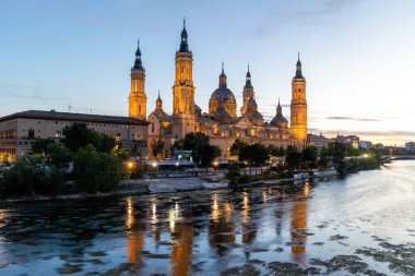 Zaragoza, İspanya - 01 Mayıs 2023: Ebro nehri, Basilica del Pilar 'ın önünde, İspanya' nın Zaragoza kentindeki kuraklık ve iklim değişikliği nedeniyle su seviyesi çok düşük.