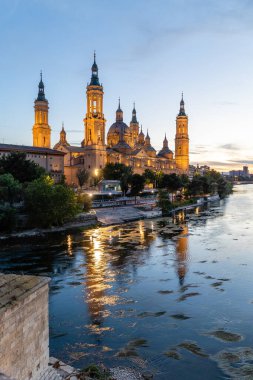 Zaragoza, İspanya - 01 Mayıs 2023: Ebro nehri, Basilica del Pilar 'ın önünde, İspanya' nın Zaragoza kentindeki kuraklık ve iklim değişikliği nedeniyle su seviyesi çok düşük.