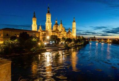 Zaragoza, İspanya - 01 Mayıs 2023: Ebro nehri, Basilica del Pilar 'ın önünde, İspanya' nın Zaragoza kentindeki kuraklık ve iklim değişikliği nedeniyle su seviyesi çok düşük.