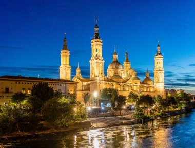 Zaragoza, İspanya - 01 Mayıs 2023: Ebro nehri, Basilica del Pilar 'ın önünde, İspanya' nın Zaragoza kentindeki kuraklık ve iklim değişikliği nedeniyle su seviyesi çok düşük.