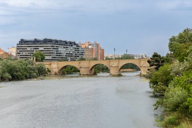 Zaragoza, İspanya - 01 Mayıs 2023: İspanya 'nın Zaragoza kentinden geçerken Ebro Nehri' ni geçen Puente de Piedra adlı ortaçağ köprüsü