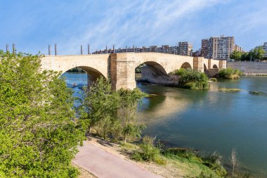 Zaragoza, İspanya - 01 Mayıs 2023: İspanya 'nın Zaragoza kentinden geçerken Ebro Nehri' ni geçen Puente de Piedra adlı ortaçağ köprüsü