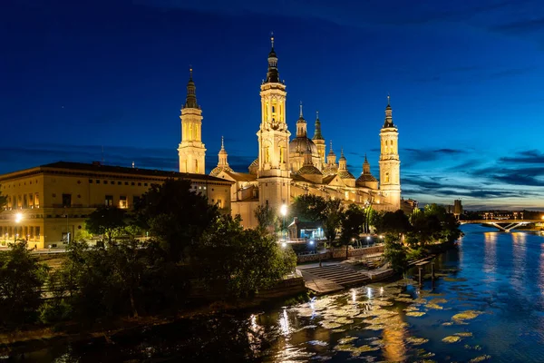 Zaragoza, İspanya - 01 Mayıs 2023: Ebro nehri, Basilica del Pilar 'ın önünde, İspanya' nın Zaragoza kentindeki kuraklık ve iklim değişikliği nedeniyle su seviyesi çok düşük.