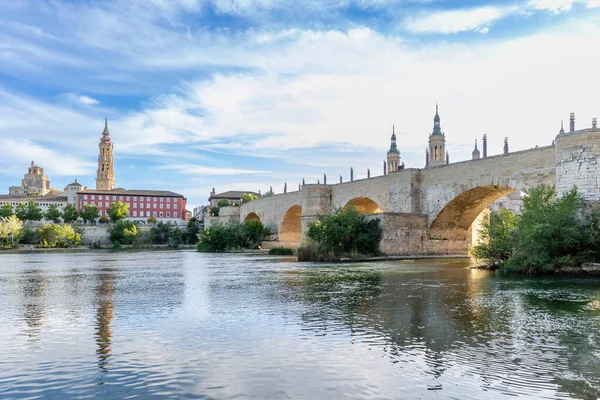 Zaragoza, İspanya - 01 Mayıs 2023: İspanya 'nın Zaragoza kentinden geçerken Ebro Nehri' ni geçen Puente de Piedra adlı ortaçağ köprüsü
