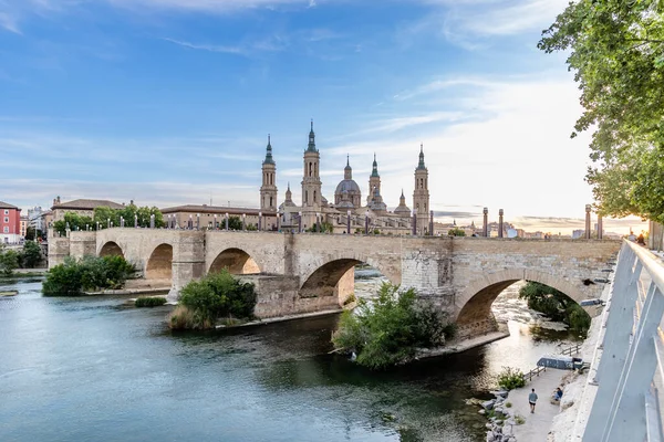 stock image Zaragoza, Spain - May 01, 2023: medieval bridge called Puente de Piedra that crosses the Ebro river as it passes through the city of Zaragoza, Spain