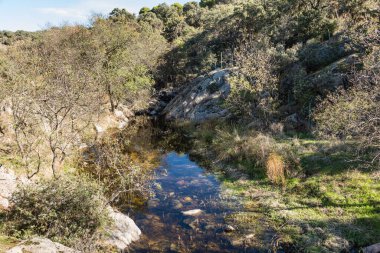 Madrid dağının köyü Navalagamella 'da sonbahar manzaraları