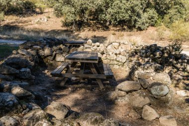 Madrid dağının köyü Navalagamella 'da sonbahar manzaraları