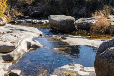 İspanya 'nın Madrid eyâletindeki Navalagamella kasabasındaki vahşi su akıntısı