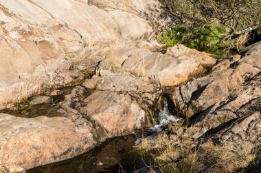 İspanya 'nın Madrid eyâletindeki Navalagamella kasabasındaki vahşi su akıntısı