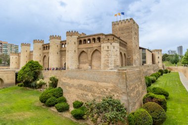 Zaragoza, İspanya - 01 Mayıs 2023: Zaragoza şehrinin tarihi merkezindeki binaların detayları, bu durumda İspanya 'nın Zaragoza kentindeki Alfajeria sarayı.