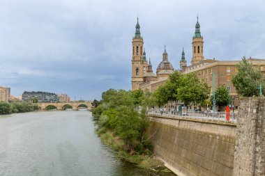 Zaragoza, İspanya - 01 Mayıs 2023: İspanya 'nın tarihi merkezi Zaragoza' nın eski binaları