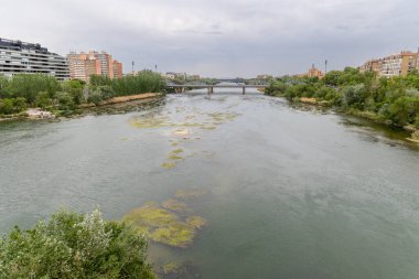 Zaragoza, İspanya - 01 Mayıs 2023: İspanya 'nın tarihi merkezi Zaragoza' nın eski binaları